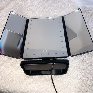 Mini vanity mirror. No damages light up by usb.